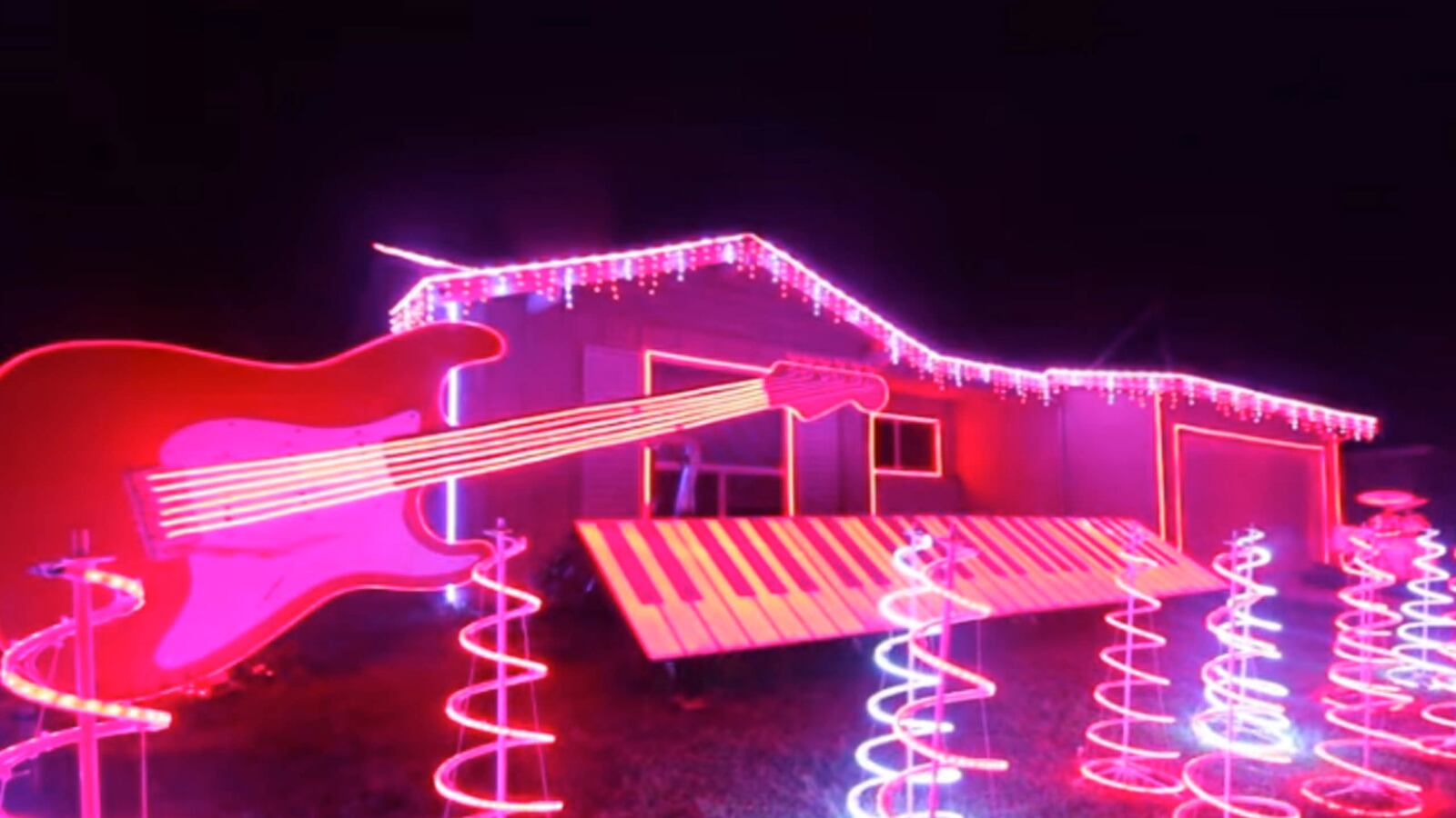 articles/2014/12/21/star-wars-christmas-lights-unedited-footage-of-a-bear-and-more-viral-videos/141219-wivv-tease_pwgldw