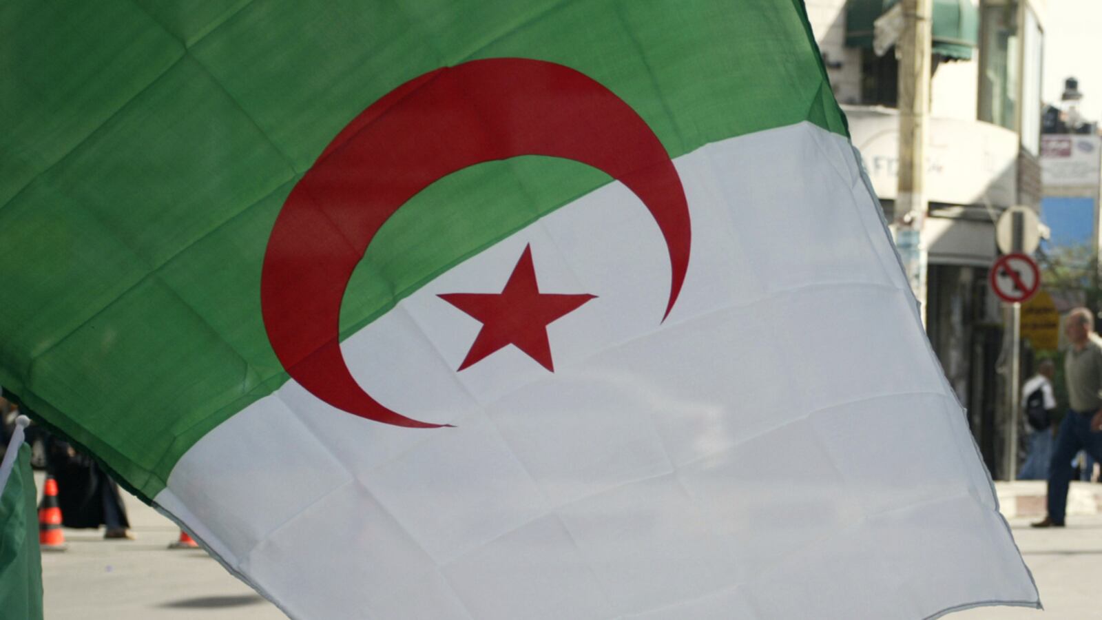 cheats/2011/08/26/algiers-suicide-bomb-kills-at-least-10/algeria-suicide-bomber-cheat_qgzsdi