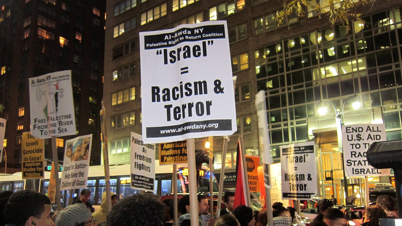 articles/2012/11/16/twin-protests/protest_qbpuzi