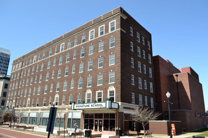 galleries/2013/05/06/top-25-high-schools-midwest/130502-signature-school_uujsvs