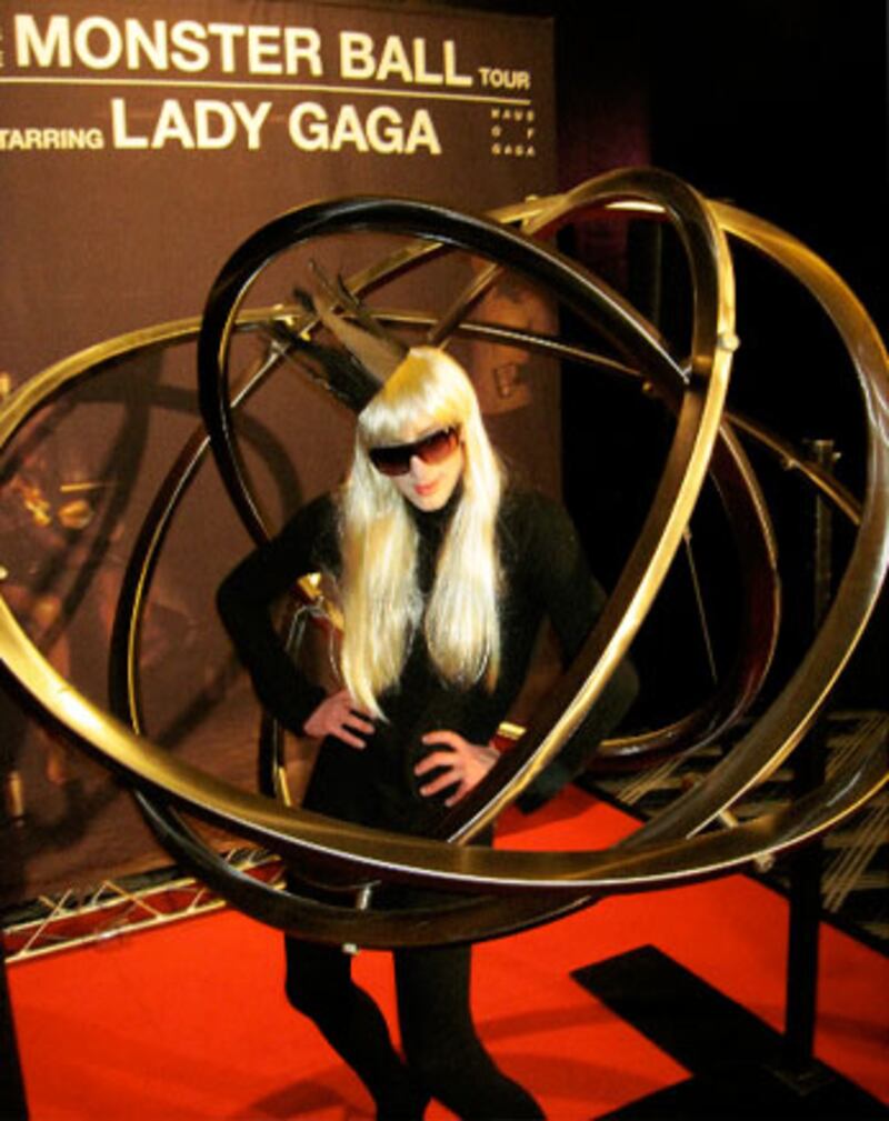 galleries/2010/01/21/lady-gaga-fans-at-radio-city/gaga-fans---6_krq2xr