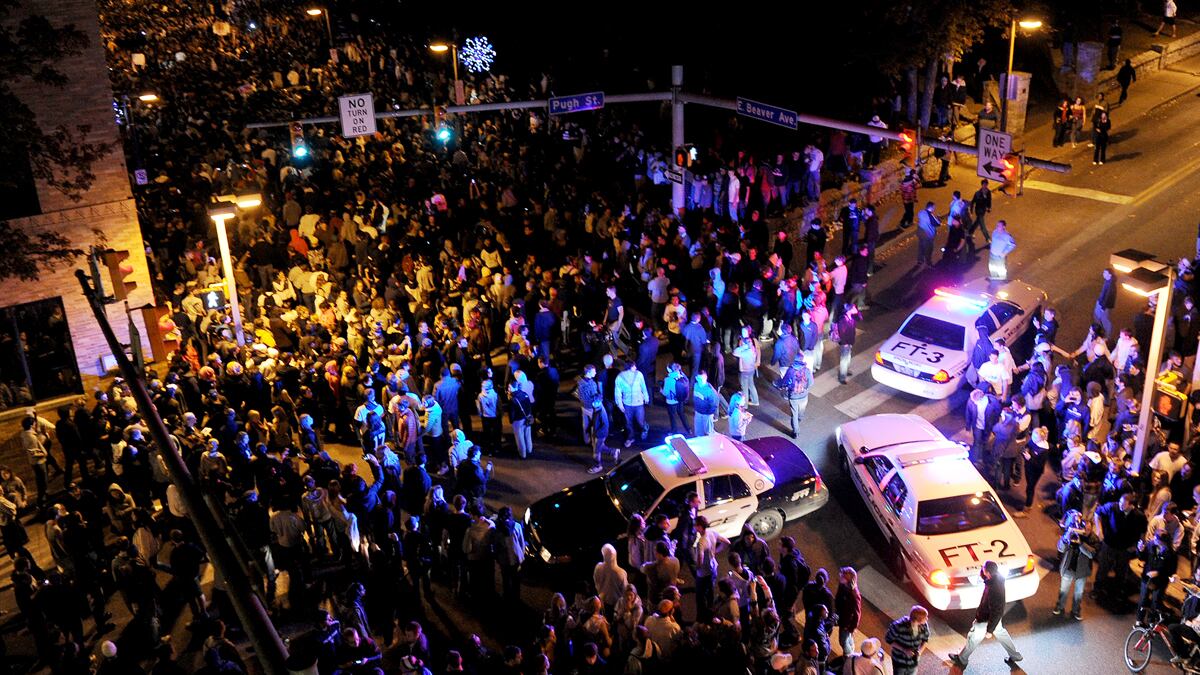 articles/2011/11/10/penn-state-students-riot-after-joe-paterno-s-firing/student-riots-penn-state-joe-paterno-wrap_p0cegv