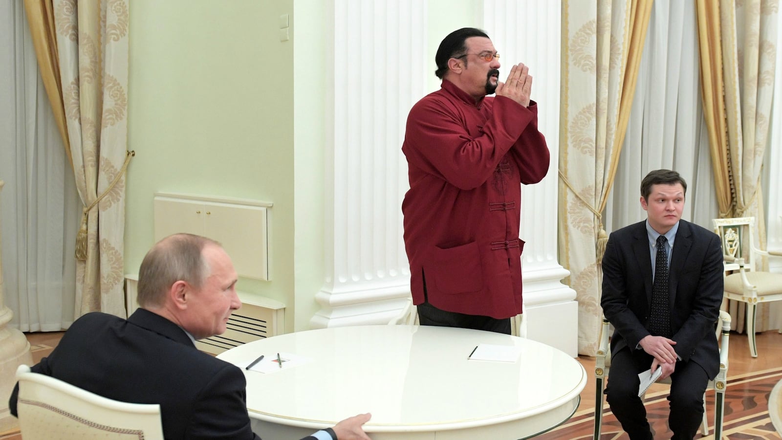 cheats/2016/11/25/putin-presents-steven-seagal-with-russian-passport/161125-steven-seagal-putin-passport-cheat_fpqfgc