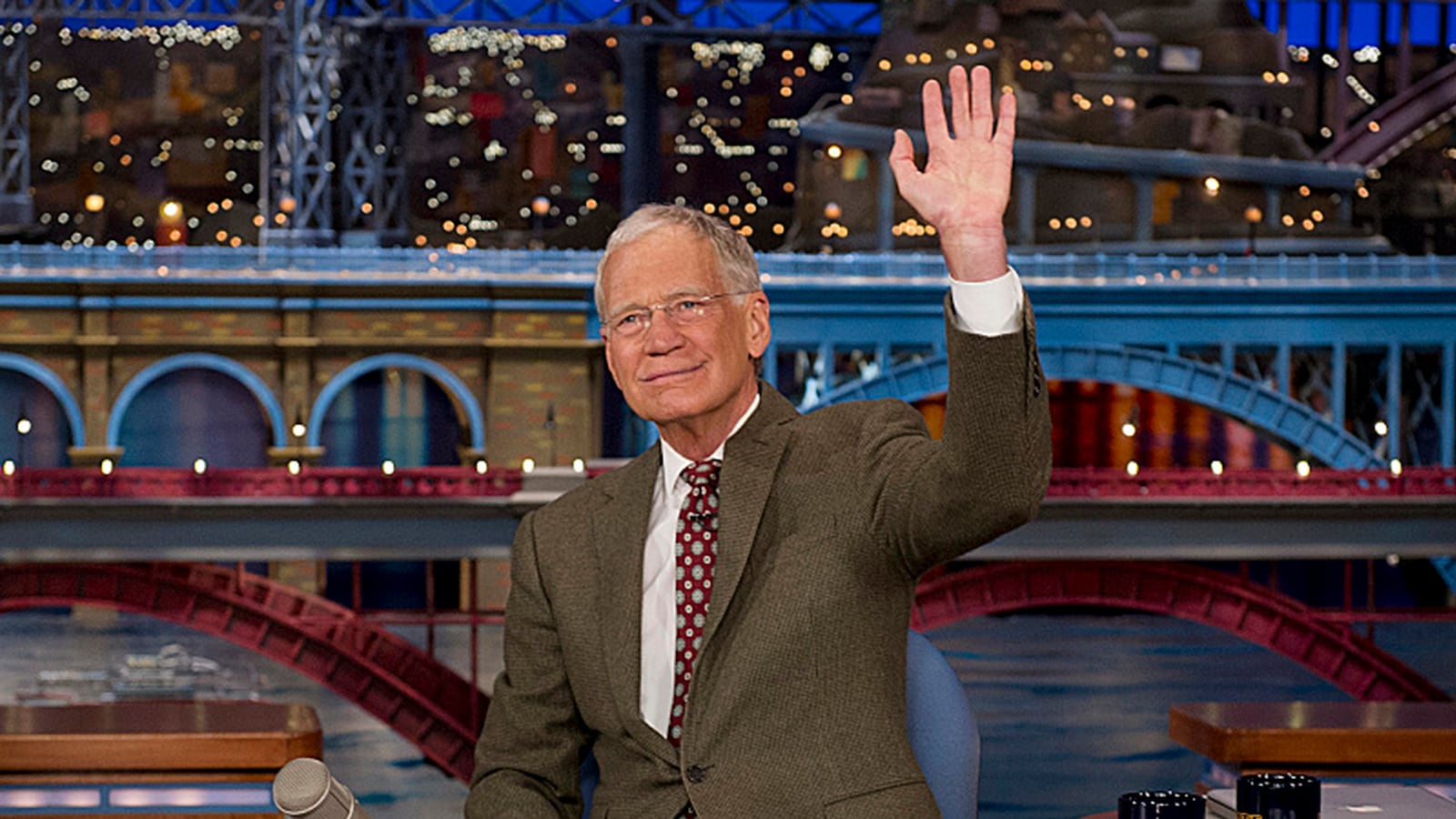 articles/2014/04/04/from-david-letterman-to-oprah-the-best-tv-goodbye-announcements-video/140404-fallon-goodbyes_llapza