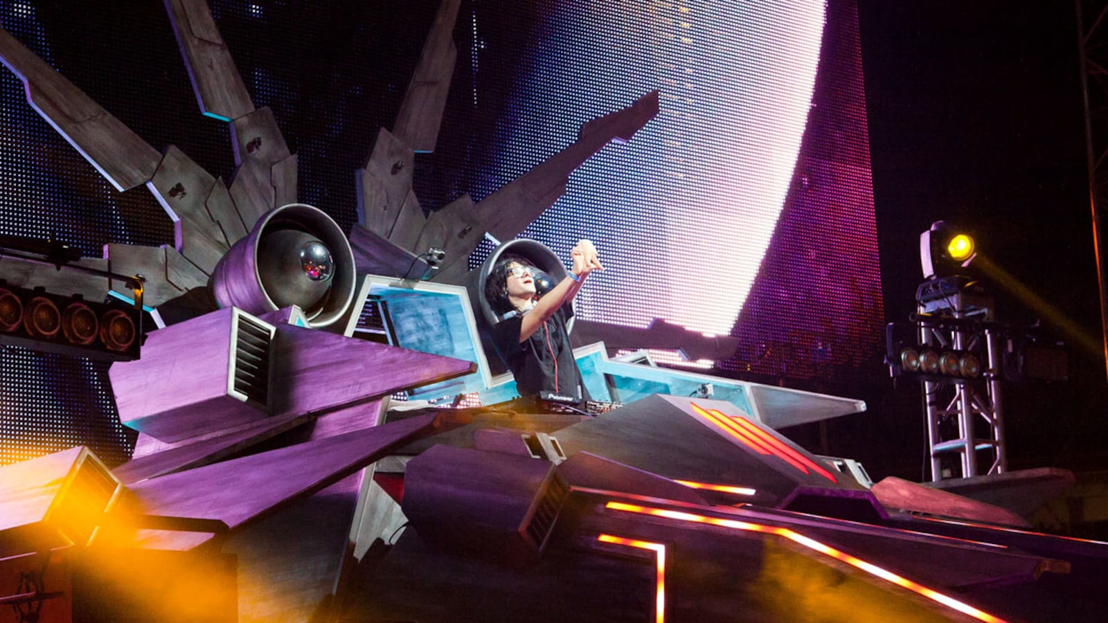 articles/2012/08/09/skrillex-invades-l-a-to-headline-hard-summer-festival/skrillex-hits-la-stern_wbqxay