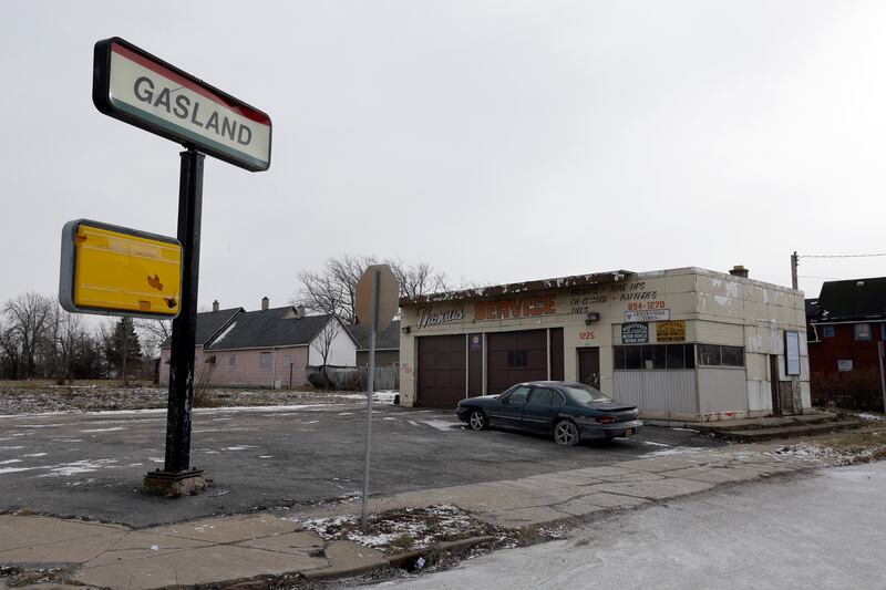 articles/2013/05/05/farewell-to-the-gas-station-the-demise-of-a-car-culture-icon/130503-Gross-Gas-Station-tease_ftalsh