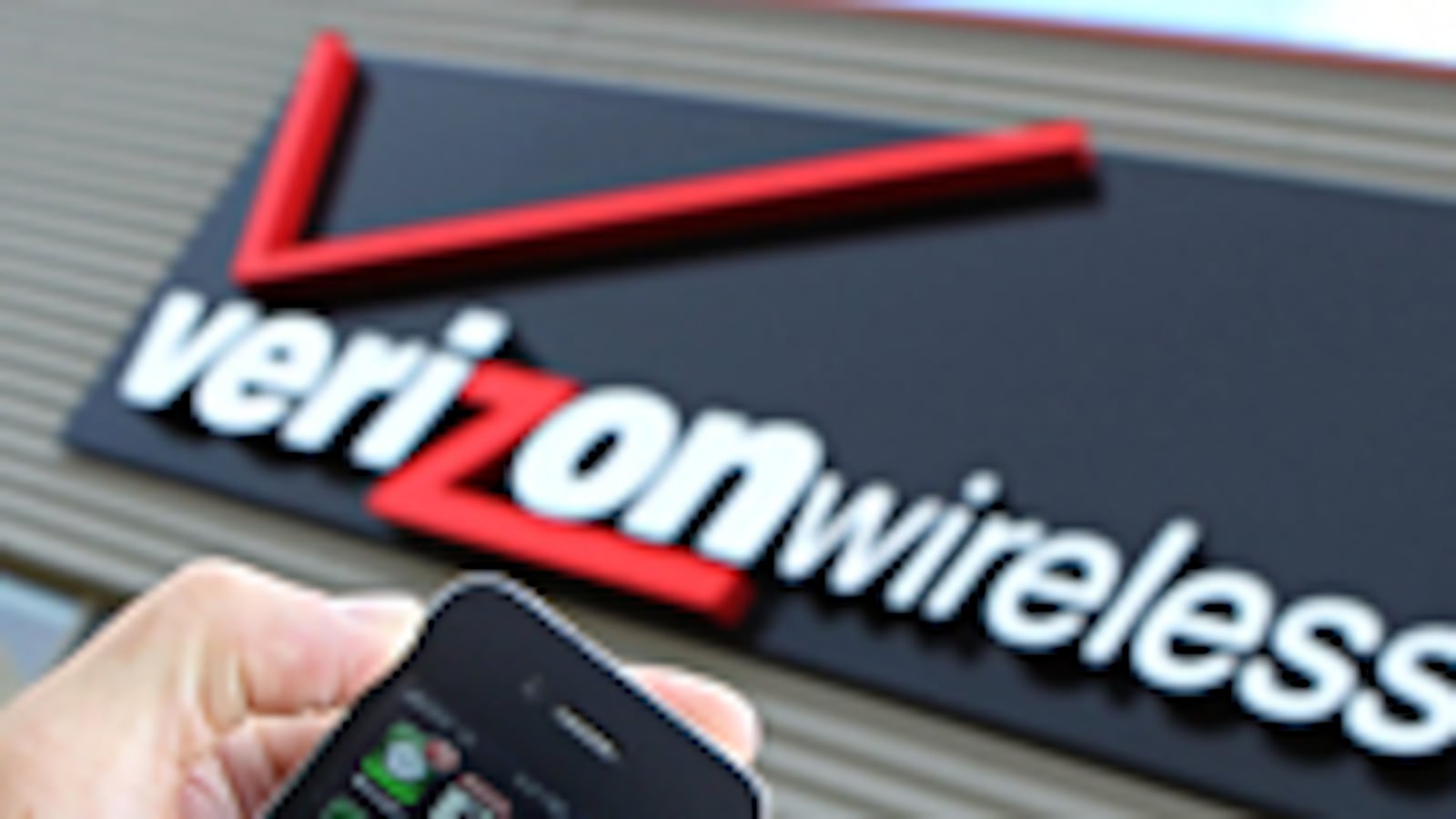 cheats/2011/01/18/apple-reports-blowout-earnings/lyons-verizon-iphone_152136_byhv73