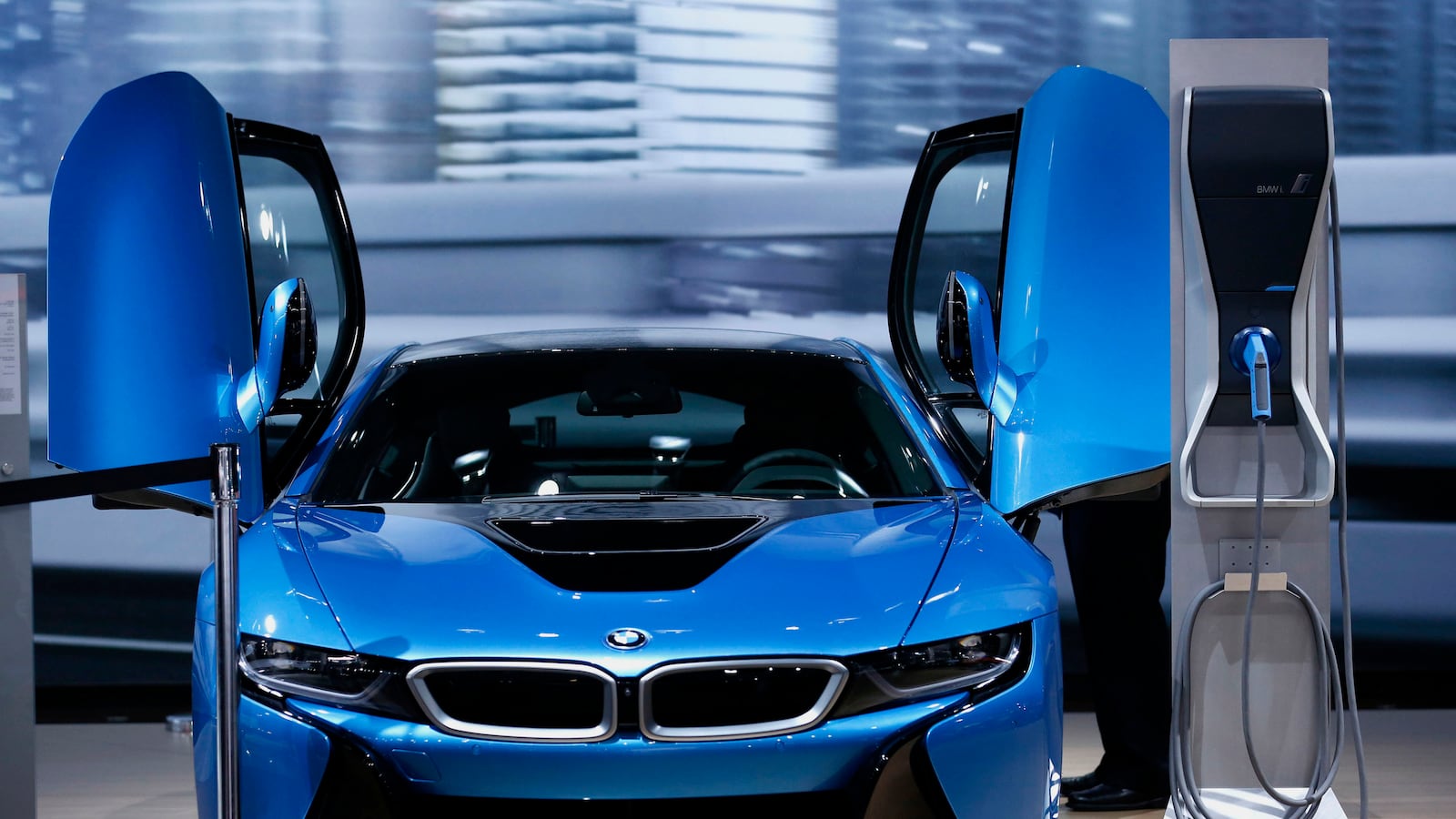 articles/2014/06/06/hybrid-cars-are-niche-no-more/140604-shell-hybrid-tease_enzuzc