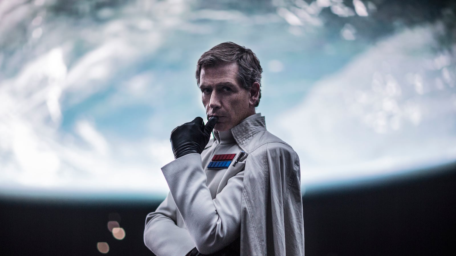 articles/2016/12/18/rogue-one-baddie-ben-mendelsohn-on-his-beef-with-darth-vader/161216-yamato-Ben-Mendelsohn-tease_ovdf3y
