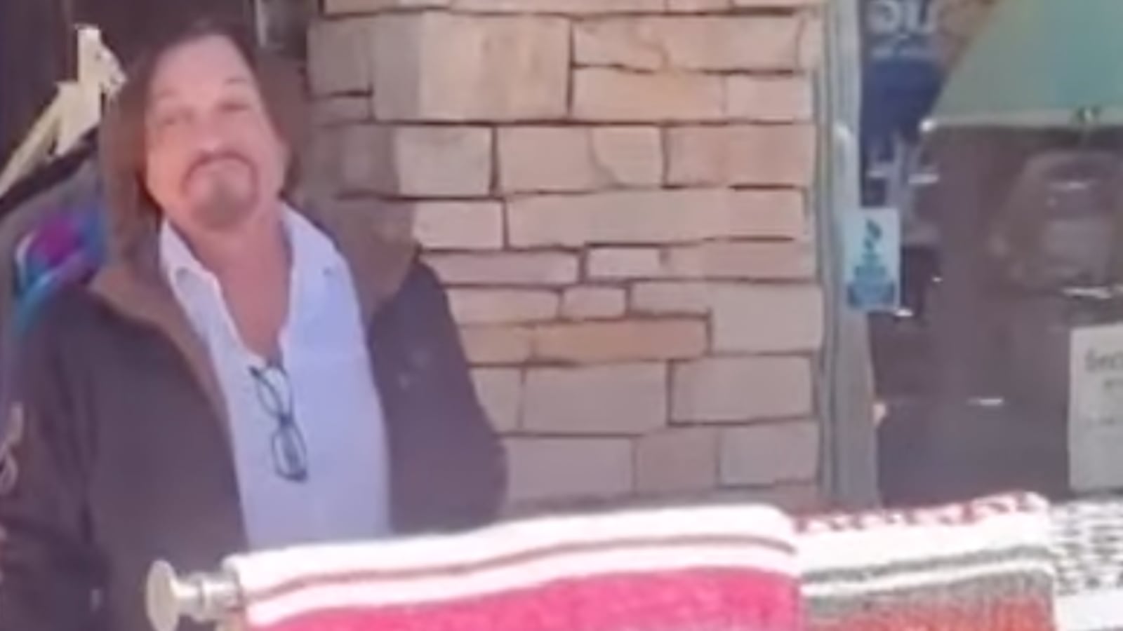 Scottsdale art gallery owner taunts Native American performers in viral video