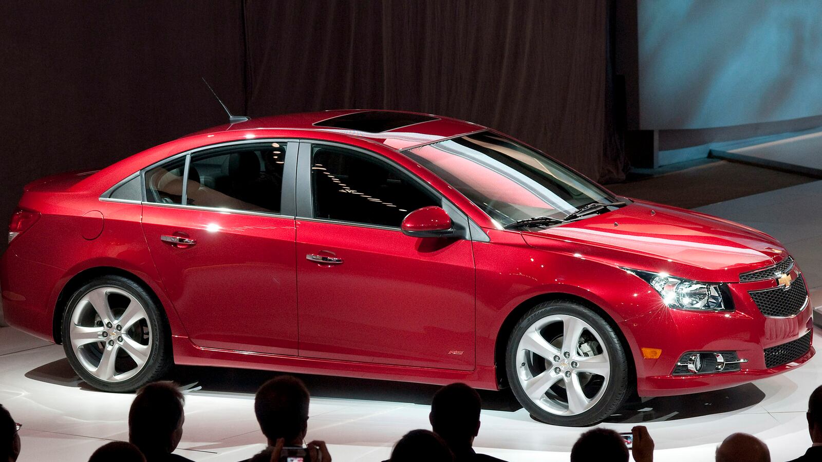 cheats/2014/06/25/gm-halts-sales-of-chevy-cruze/140626-chevy-cruze-cheat_tffdmo