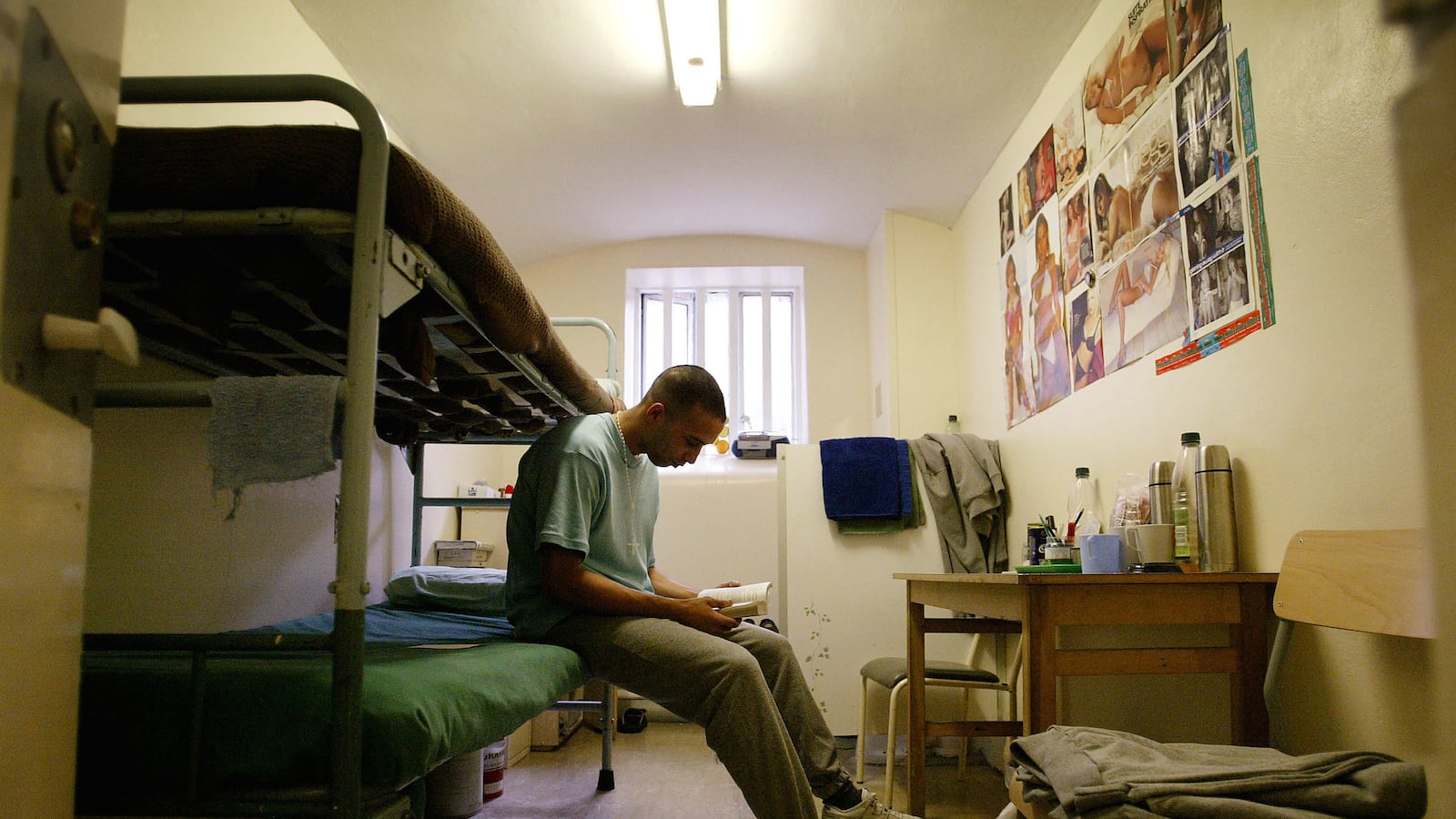 cheats/2014/12/05/u-k-s-no-books-for-prisoners-ban-tossed/141205-UK-prison-book-ban-cheat_ehyra8