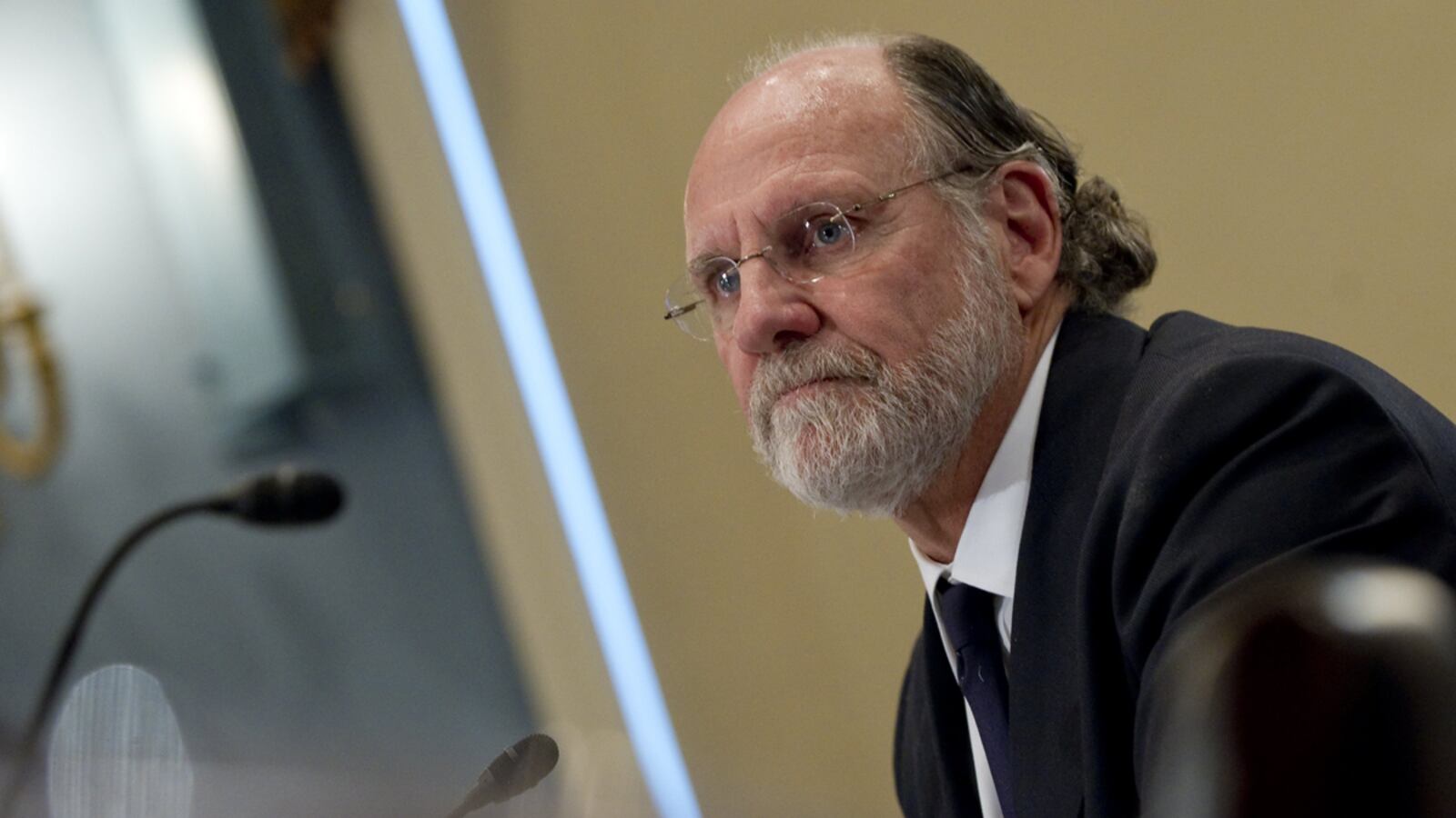 cheats/2011/12/13/senators-demand-answers-from-corzine/corzine-mf-global-frustrated-lack-answers-cs_zb6xf4