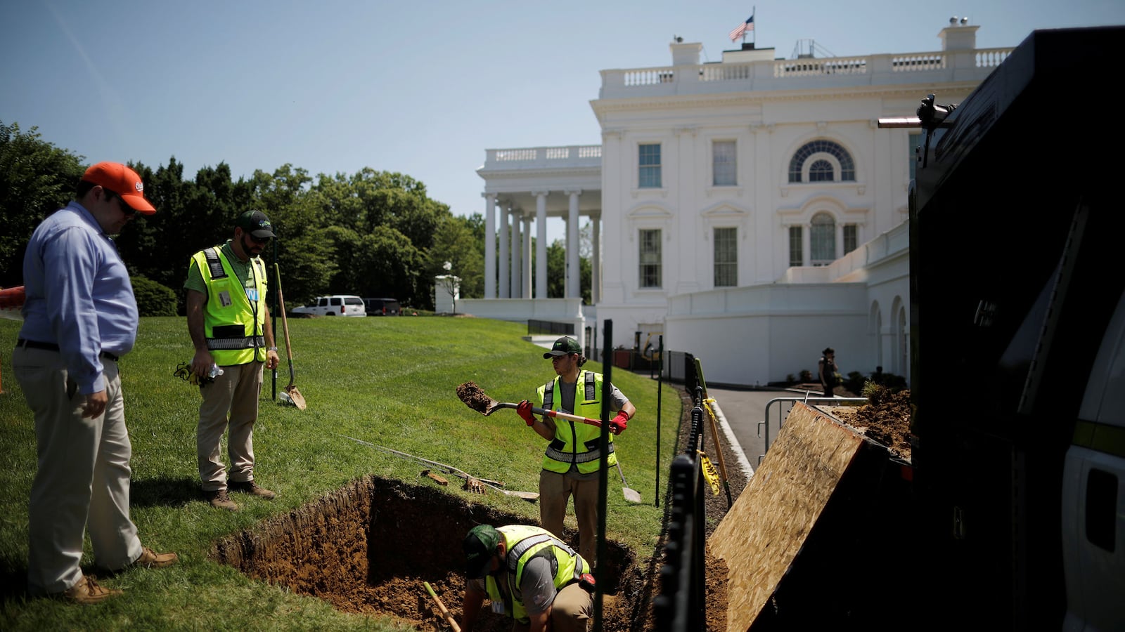 180527-moss-white-house-sinkhole-hero_t0vaap