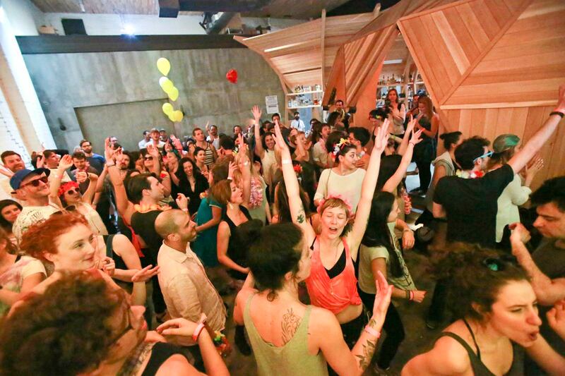 articles/2014/05/08/the-drug-free-breakfast-rave-is-new-york-s-latest-exercise-trend/140507-burdon-breakfast-rave-embed3_ctdg2v