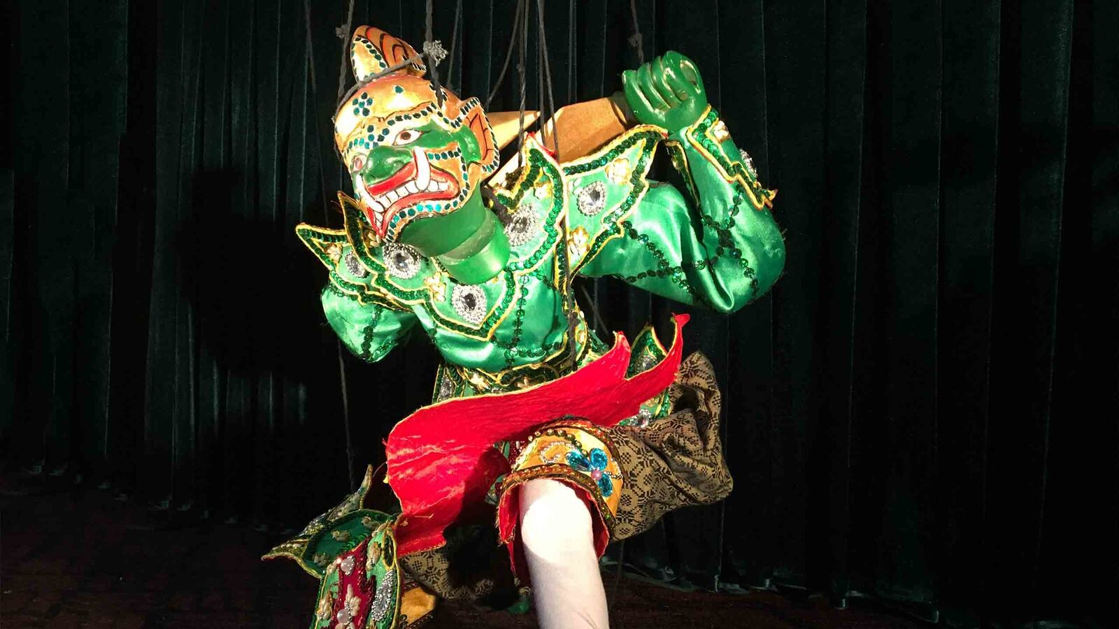 articles/2017/04/08/meet-the-underground-puppeteer-of-yangon/170407-Doig-Underground-Puppet-Shows-angon-tease_jr6usj
