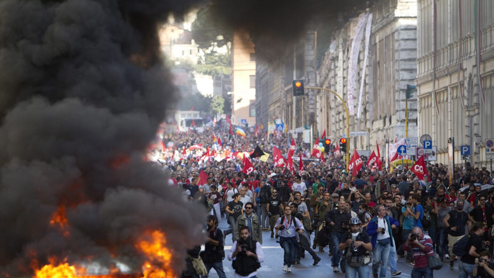 cheats/2011/10/15/occupy-protesters-riot-in-rome/rome-protests-burning-cars-cheat_jmlck5