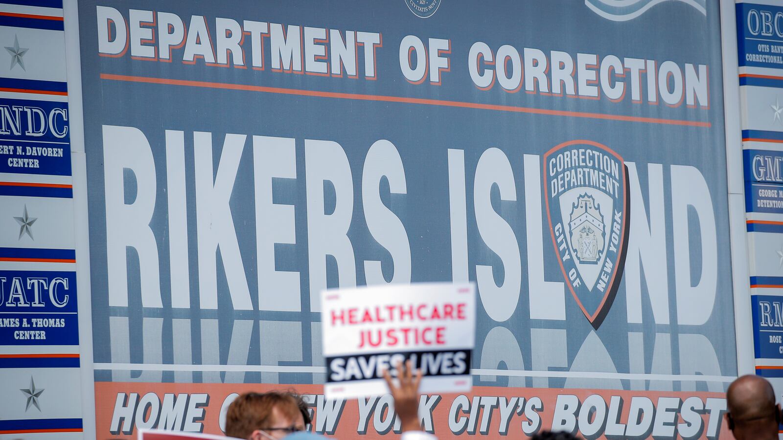 2020-05-07T000000Z_1064722578_RC2WJG9CSOCR_RTRMADP_3_HEALTH-CORONAVIRUS-USA-NEW-YORK_kmmdyu