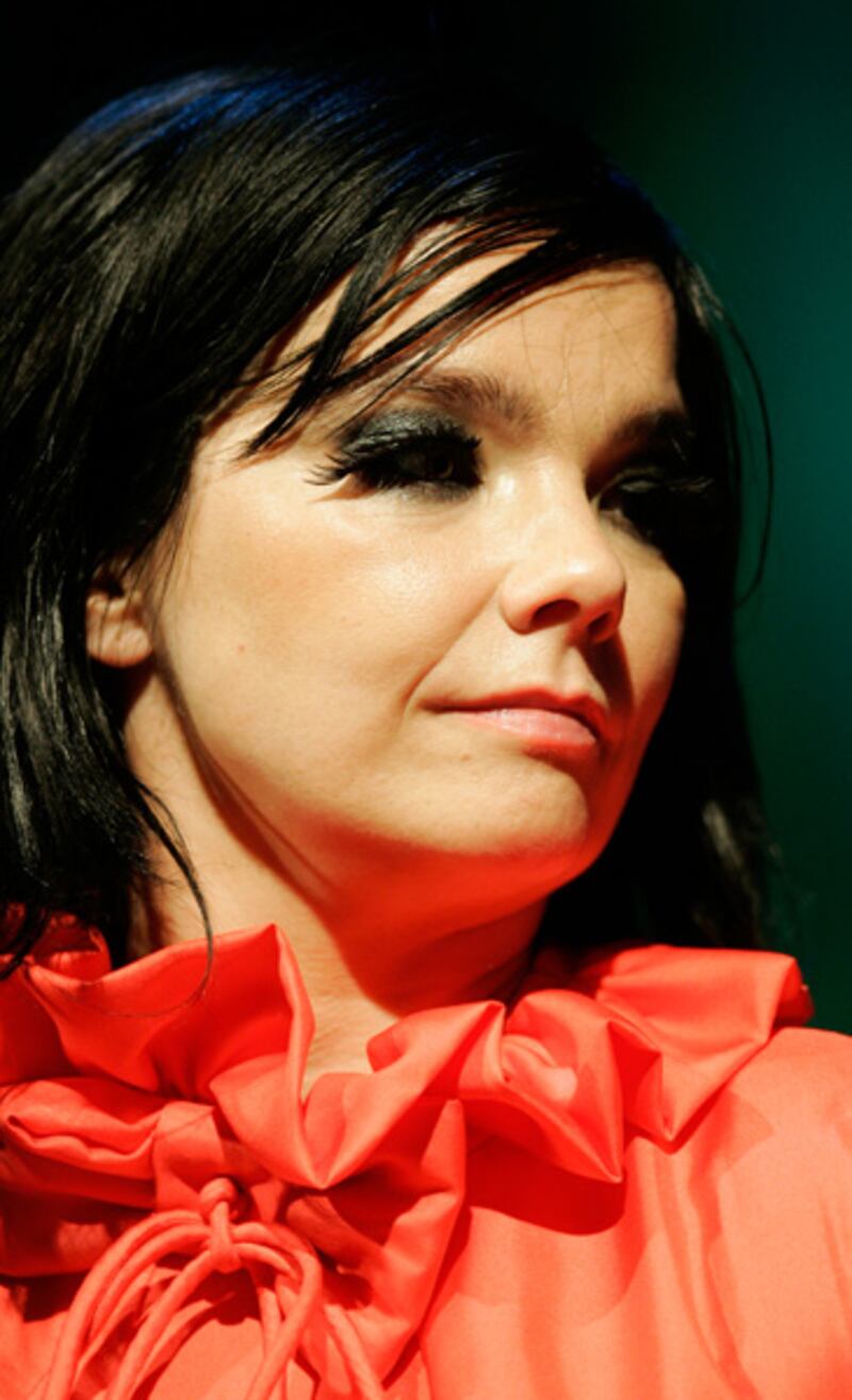 galleries/2011/11/15/divas-will-be-divas-photos/divas-will-be-divas-bjork_k1r5y9