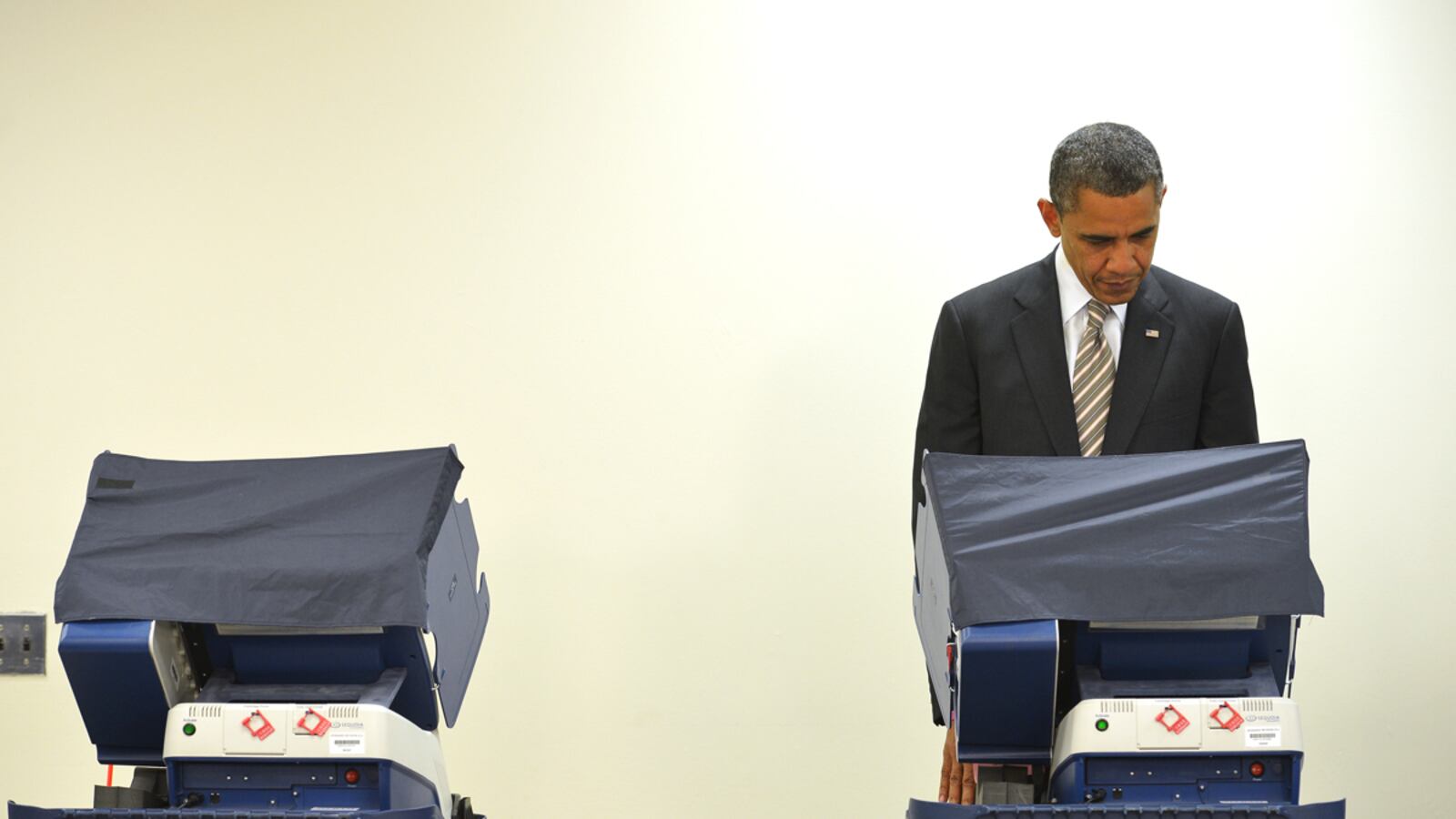cheats/2012/10/25/obama-casts-early-ballot/obama-votes-tease_l6gzbl