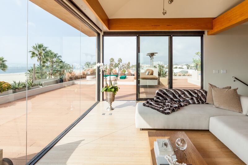 galleries/2014/04/06/omg-i-want-this-house-venice-california-photos/140404-omg-house-venice-beach-8_h1lgc9