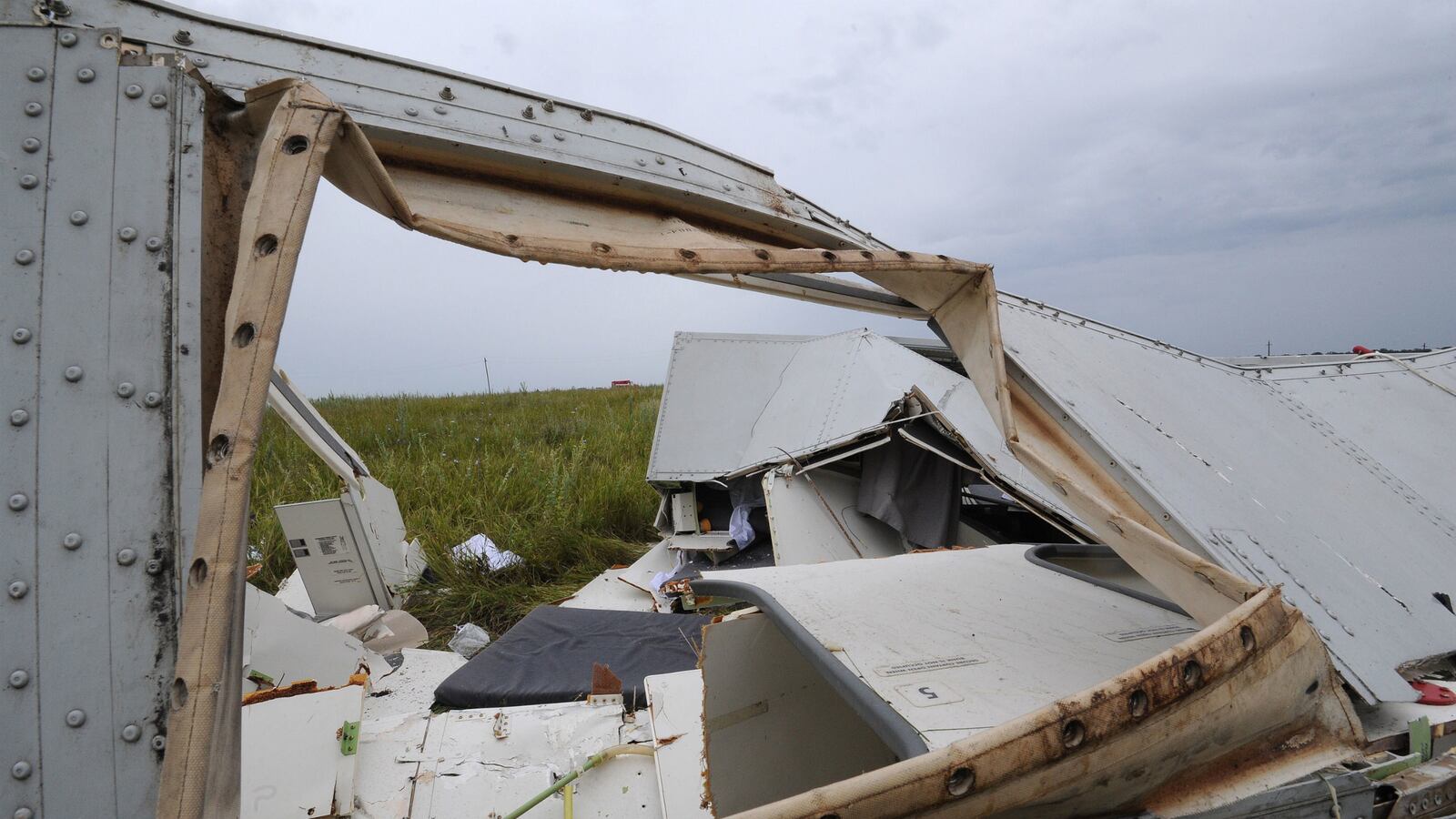 cheats/2014/07/22/rebels-sawed-mh17-cockpit-in-half/140722-MH17-debris-cheat_lruami