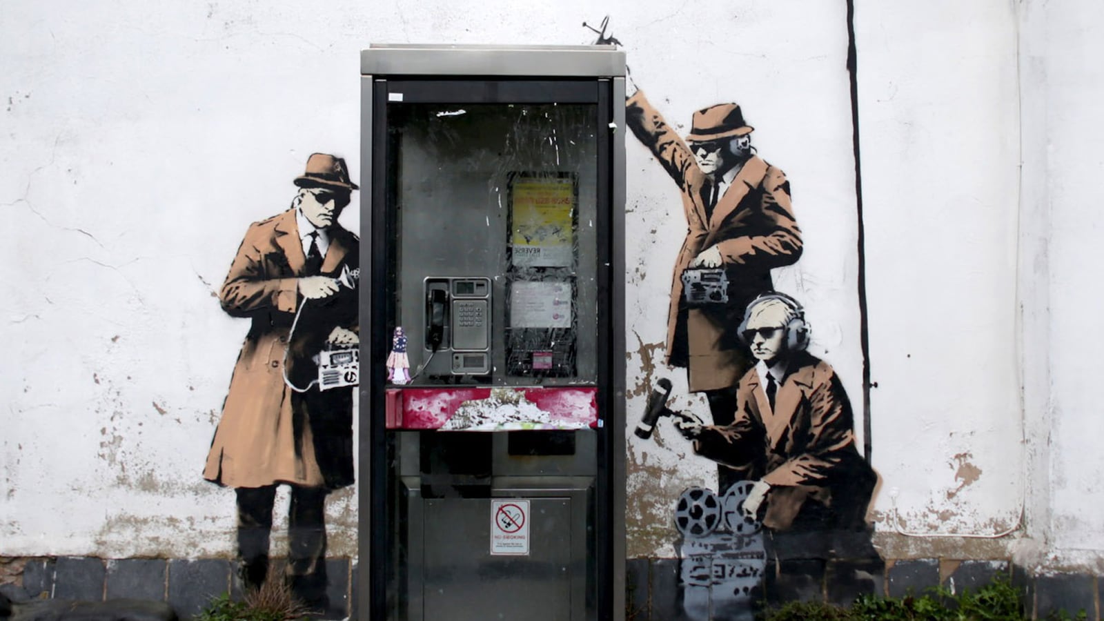 articles/2014/04/23/here-s-who-should-watch-the-watchmen/140422-stone-nsa-tease_dc2sir