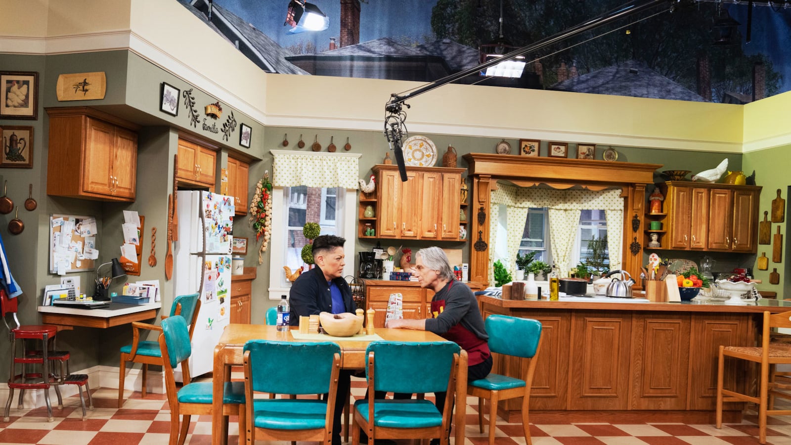 A still from And Just Like That showing Sara Ramirez and Tony Danza on a soundstage for Che Diaz’s comedy pilot.