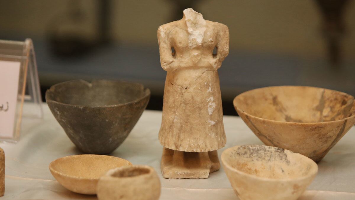 cheats/2014/10/01/isis-sells-iraq-treasure-on-black-market/091001-iraq-artifact-cheat_xbacfh