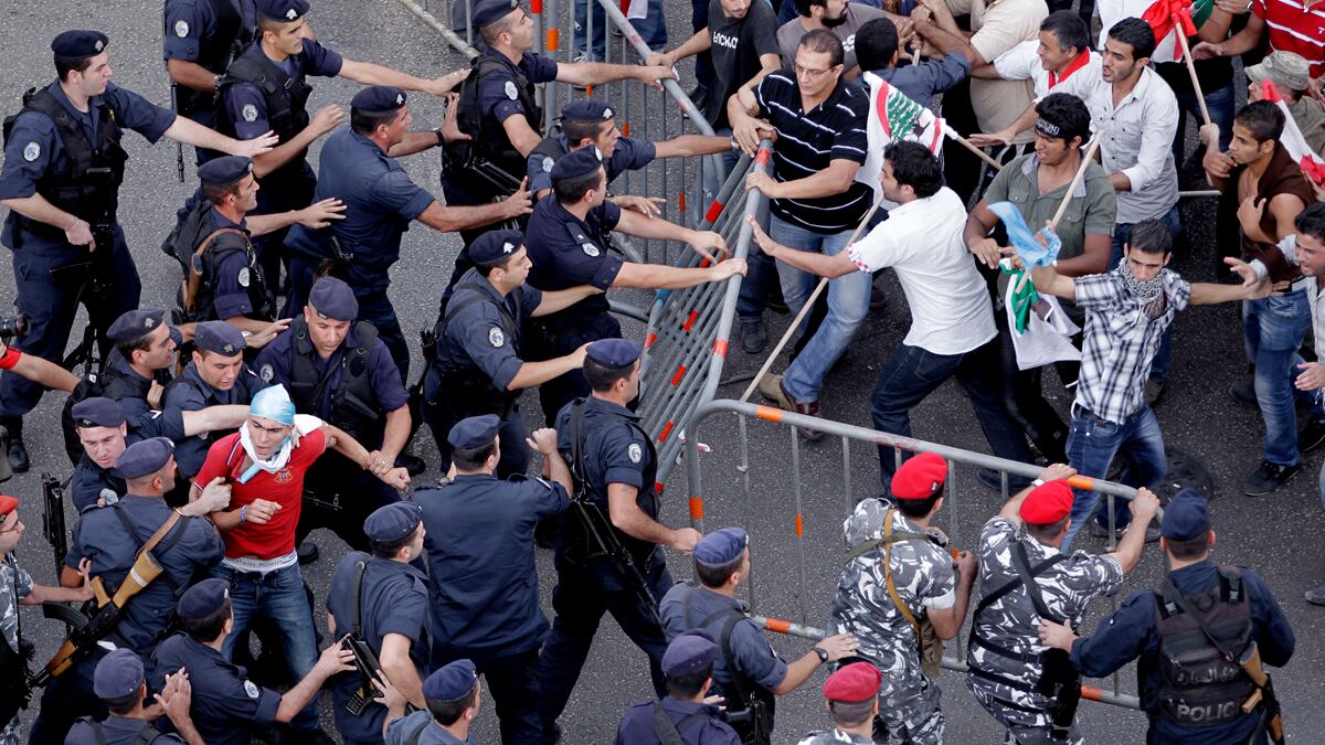 cheats/2012/10/21/protesters-storm-lebanese-govt-hq/beirut-protesters-clash-with-police-cheat_wgvxz1