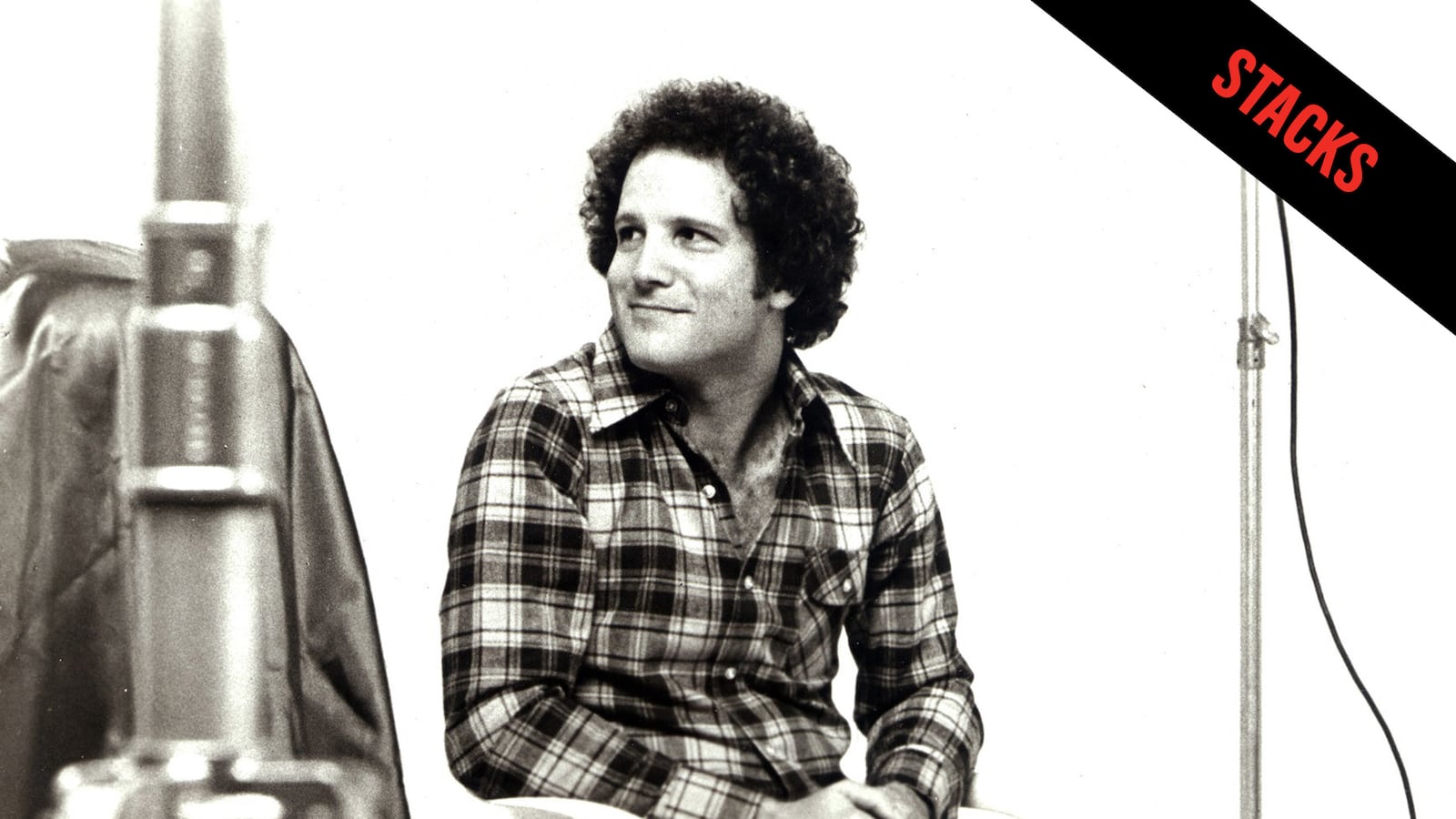 articles/2014/04/13/the-stacks-the-inimitable-albert-brooks-caught-at-the-dawn-of-his-movie-career/140411-albert-brooks-stacks-tease_vhoxlu