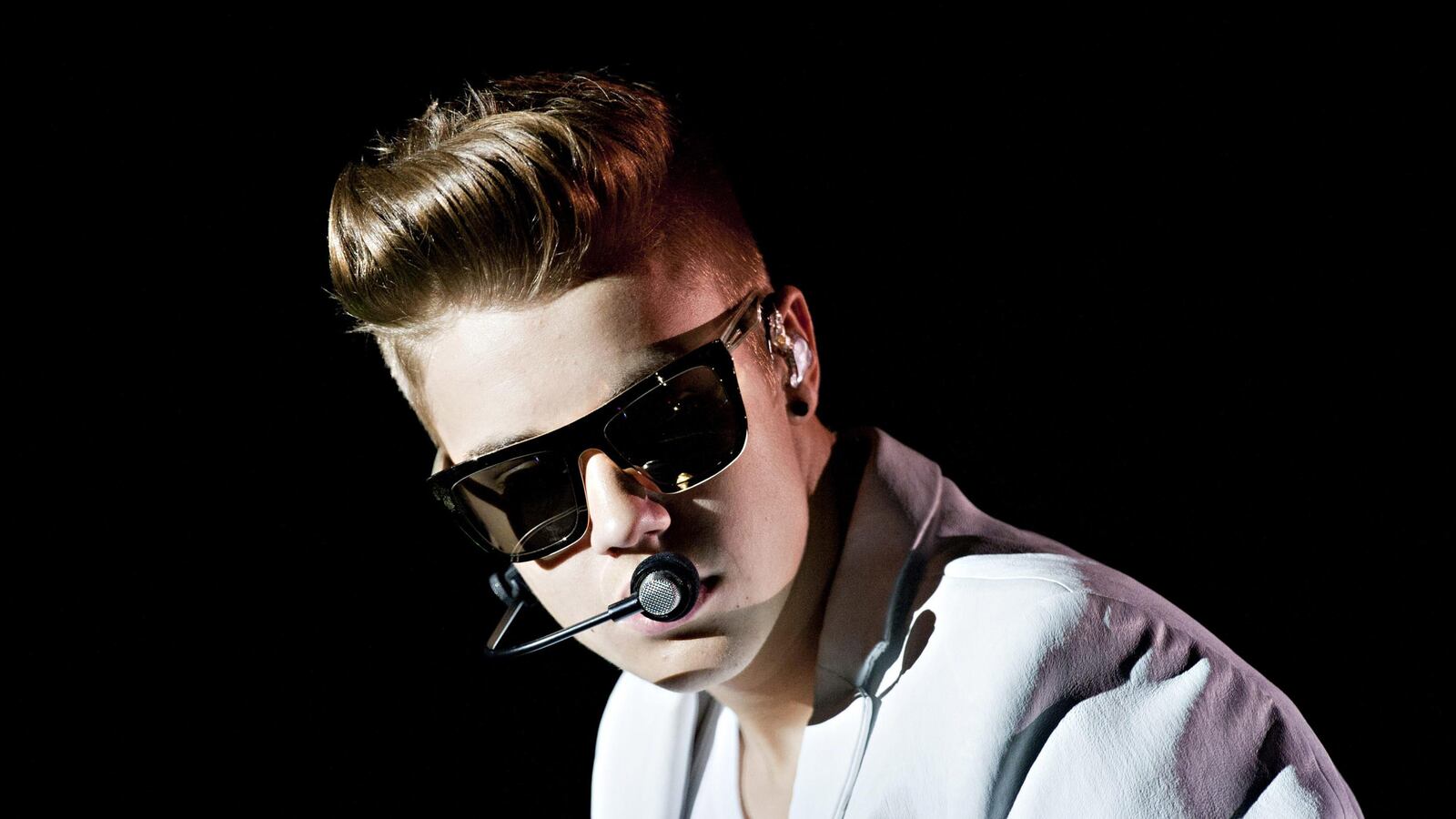 articles/2014/03/10/everything-you-need-to-know-about-justin-bieber-s-deposition/140310-bieber-cheat_aa7vqt