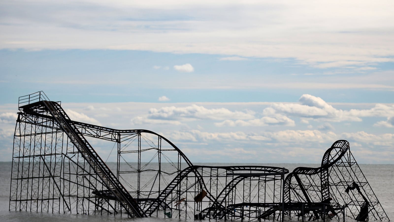 cheats/2012/11/23/seaside-heights-coaster-may-stay-in-ocean/seaside-heights-coaster-cheat_dp7miw