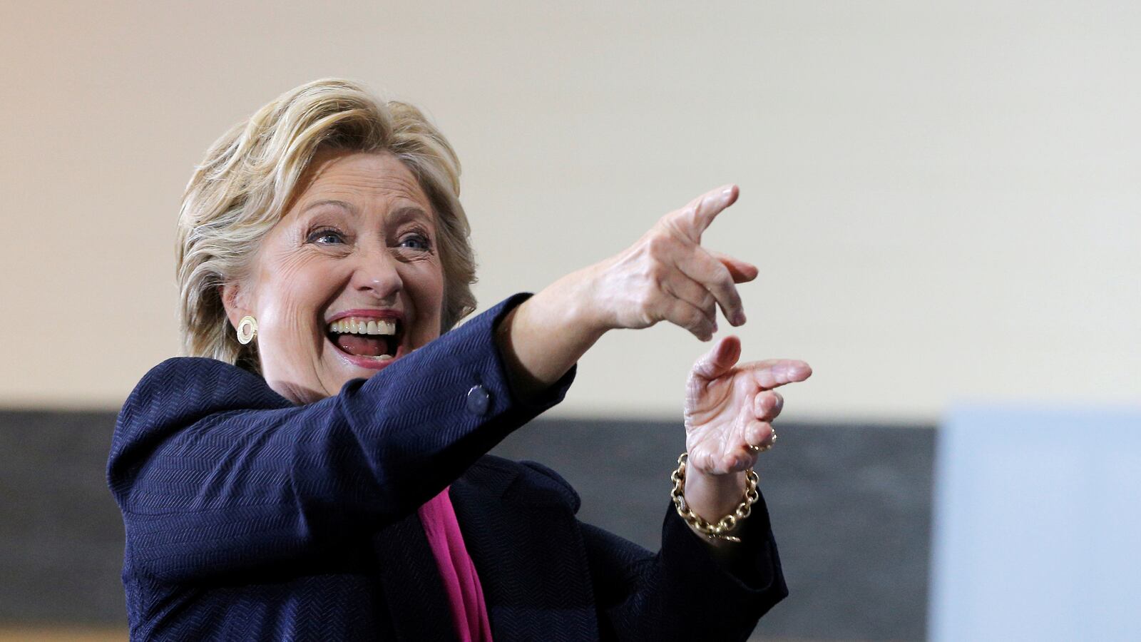 cheats/2016/09/27/arizona-paper-backs-1st-dem-ever/160927-clinton-newspaper-cheat_rwt1ii