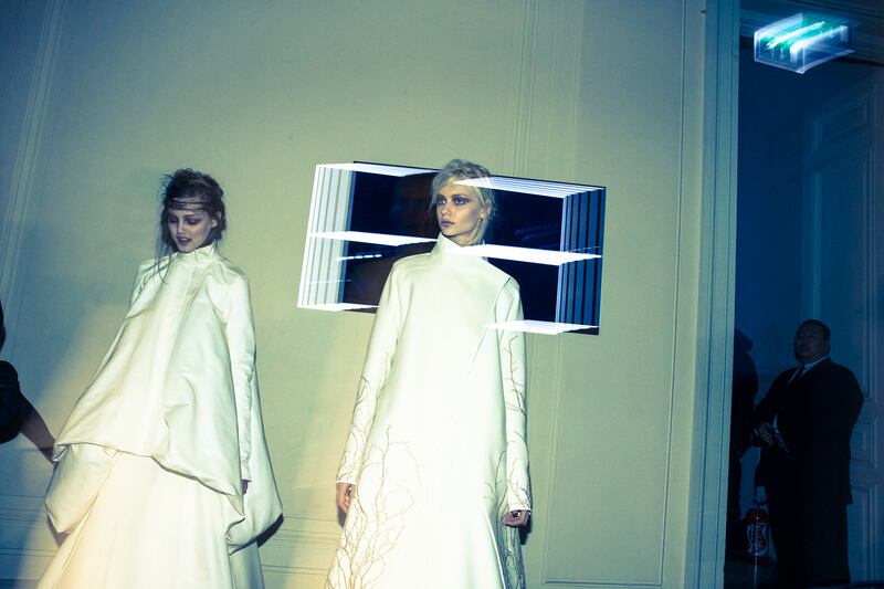 galleries/2013/03/07/backstage-at-paris-fashion-week-fall-2013-photos/130306-fashion8_vzvggv