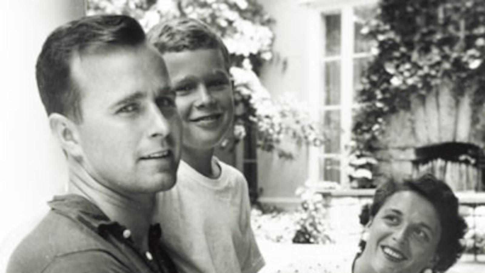 articles/2010/11/09/the-strange-bush-fetus-secret-barbara-bush-shows-george-w-bush-the-results-of-her-miscarriage-in-a-jar/schwartz-fetus_139590_g4ihy7