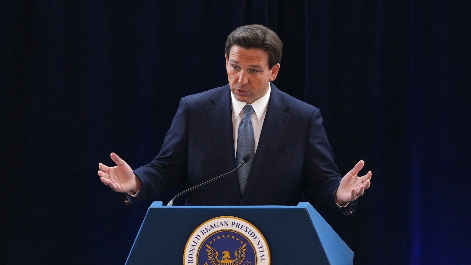 2023-03-05T230111Z_853206741_RC2WNZ9DMPLE_RTRMADP_3_USA-ELECTION-DESANTIS_qyo8hh