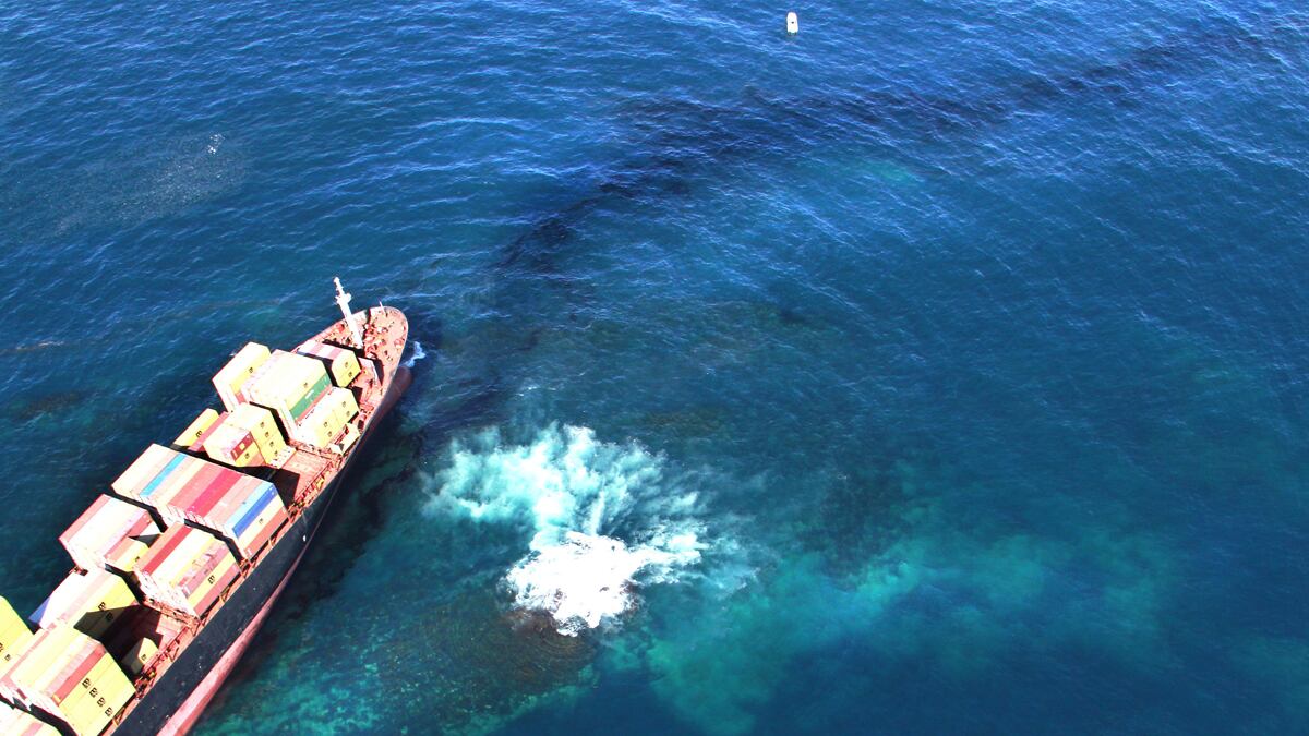 cheats/2011/10/09/new-zealand-ship-risks-oil-spill/new-zealand-oil-spill-ship-cs_wocbnr