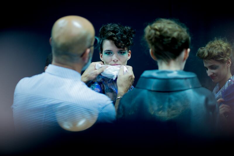 galleries/2013/09/24/backstage-at-giorgio-armani-spring-summer-2014-photos/130923-tachman-milan10_mf1edi