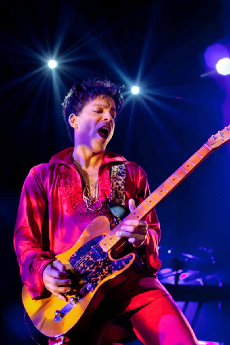 galleries/2011/11/09/versace-for-h-m-photos-from-fashion-show-with-nicki-minaj-prince/prince-versace-hm-fashion-show_ukzimq