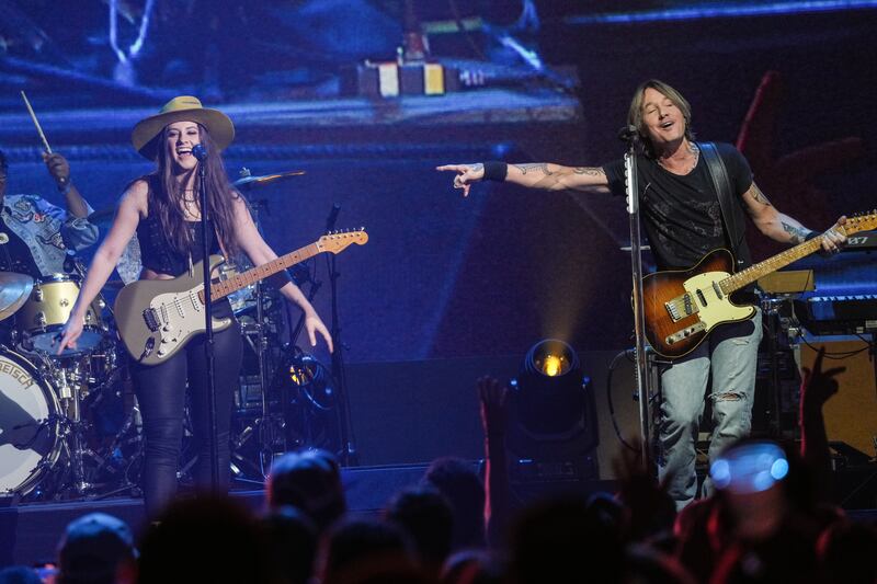 Maggie Baugh and Keith Urban performing.