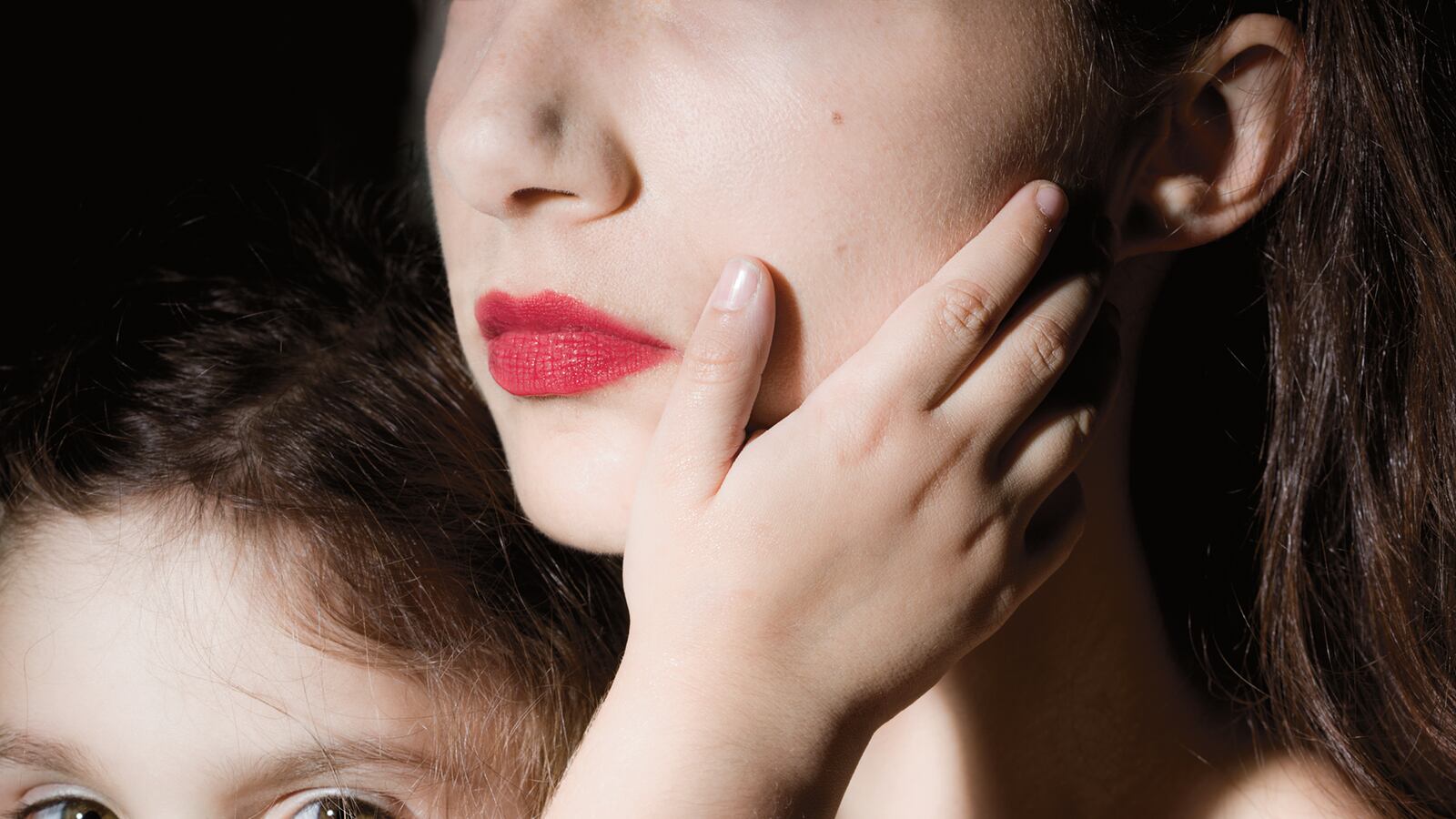 articles/2013/11/23/elinor-carucci-captures-the-messy-beautiful-reality-of-motherhood/131111-mother-images-carucci-tease_kaw2y7