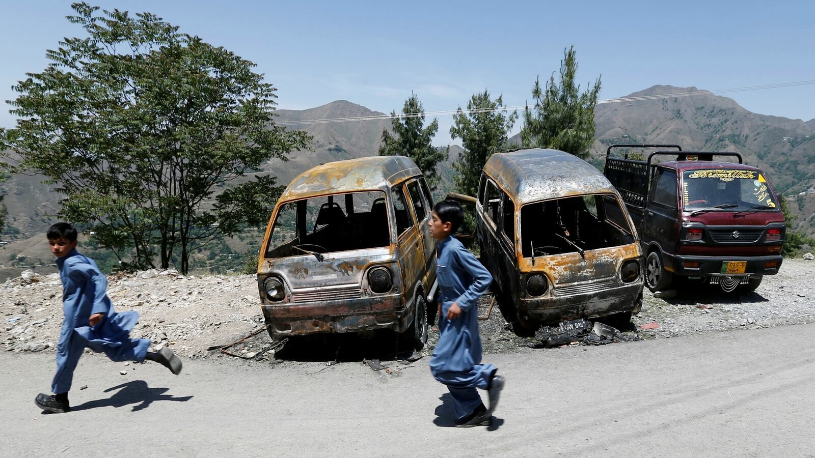 cheats/2016/06/08/pakistani-woman-burns-daughter-alive-for-eloping/160609-pakistan-burned-alive-cheat_hbb9bi