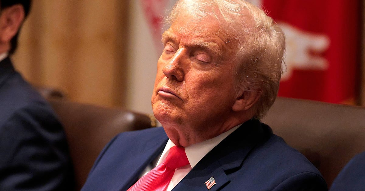 Sehen Sie Donald Trump (79) aus allen Perspektiven, wie er in seiner ...