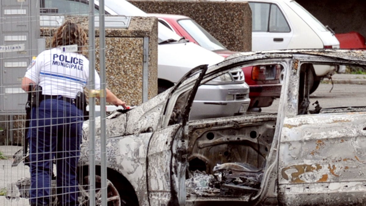 cheats/2012/08/14/french-city-erupts-in-riots/france-riots-hollande-embed_hgnk5e