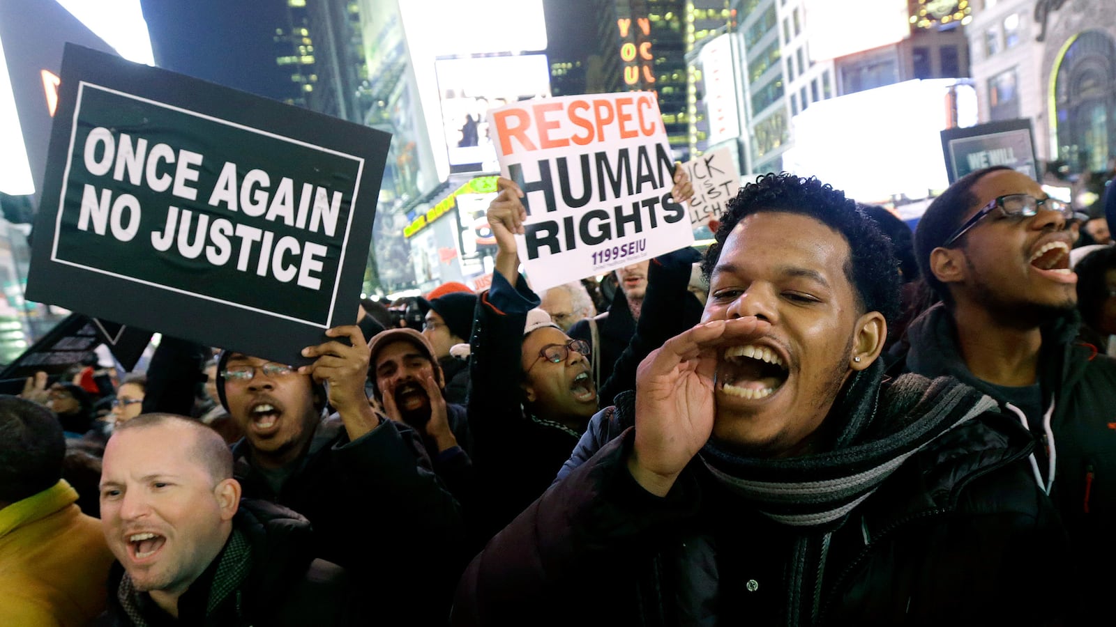 galleries/2014/12/03/scenes-from-the-eric-garner-protests-photos/141203-garner-protest1_te6b7w
