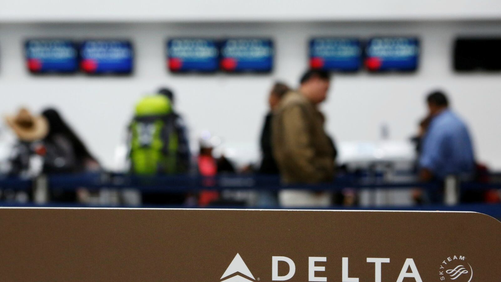 cheats/2017/05/04/delta-apologizes-for-kicking-family-off-flight/170504-delta-overbooking-fiasco-cheat_le4ynw