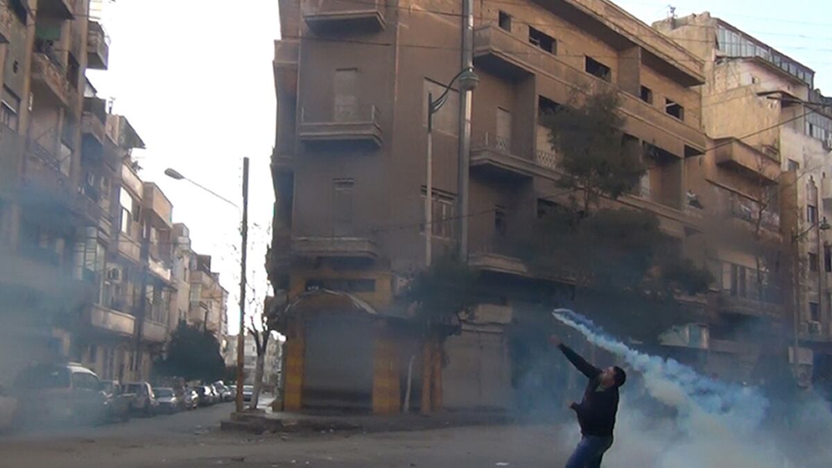 cheats/2011/12/28/syrian-forces-shoot-protesters/syria-protester-killed-despite-arab-league-monitors-cs_ntcgrh