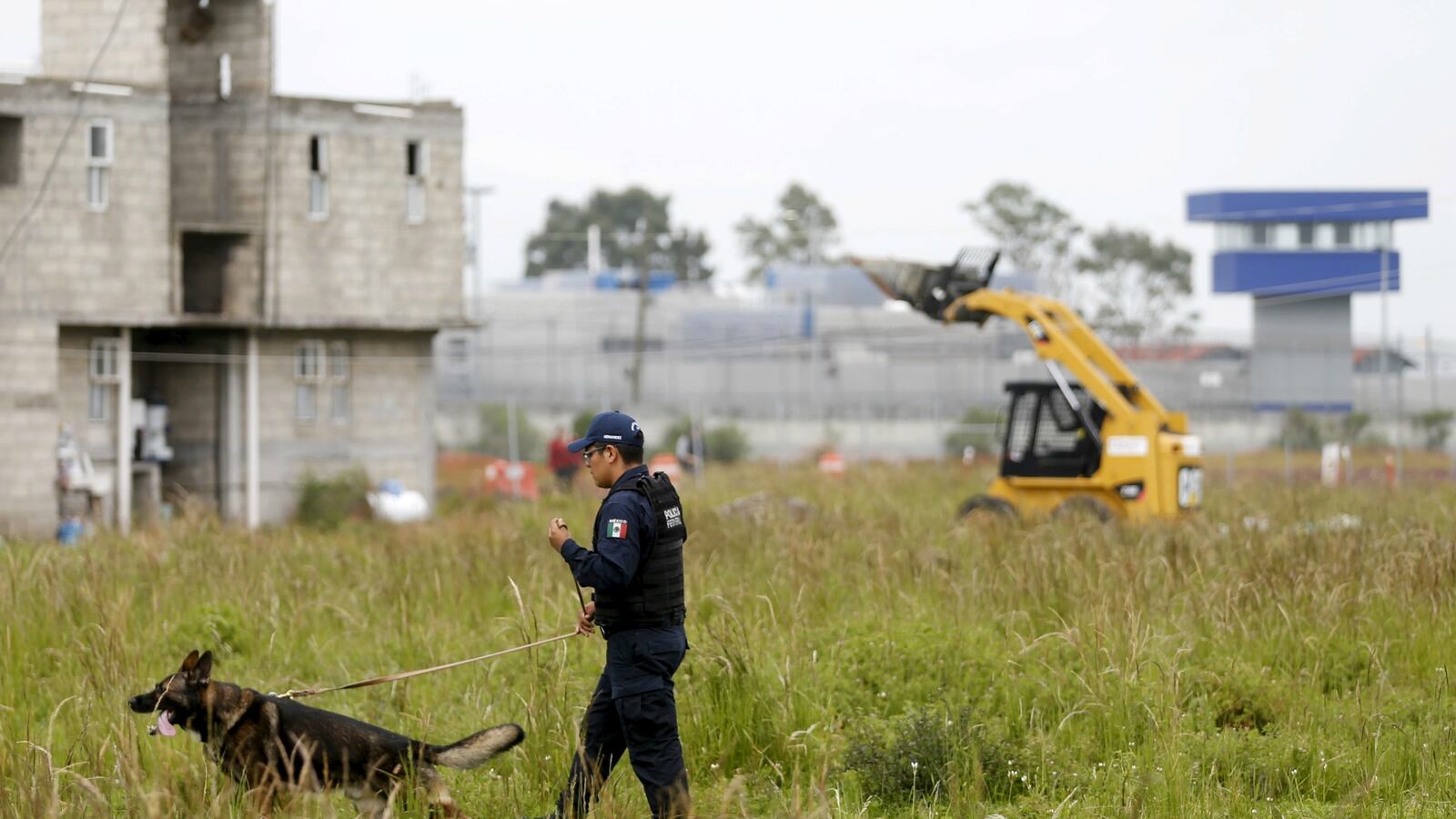 cheats/2015/10/17/mexico-drug-lord-injured-in-escape/151017-el-chapo-cheat_xhc9qf