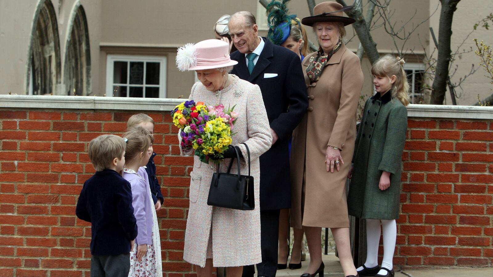 articles/2013/03/31/sophie-dazzles-in-electric-blue-at-royal-s-easter-service/130331-queen-easter-sykes-tease_kuvw8s